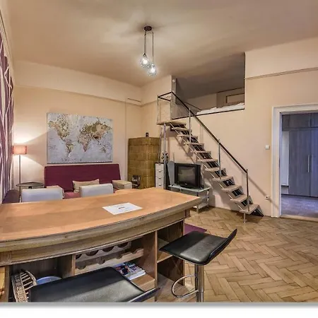 Your Zingy Cloud Nine Place With A Pokertable & A Bathtub Apartment Budapest