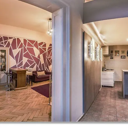 Your Zingy Cloud Nine Place With A Pokertable & A Bathtub * Budapest