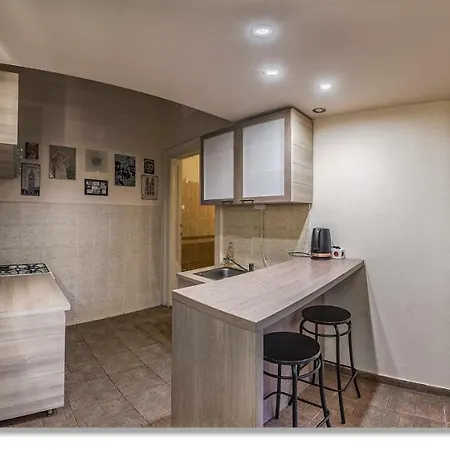 Your Zingy Cloud Nine Place With A Pokertable & A Bathtub Apartment Budapest