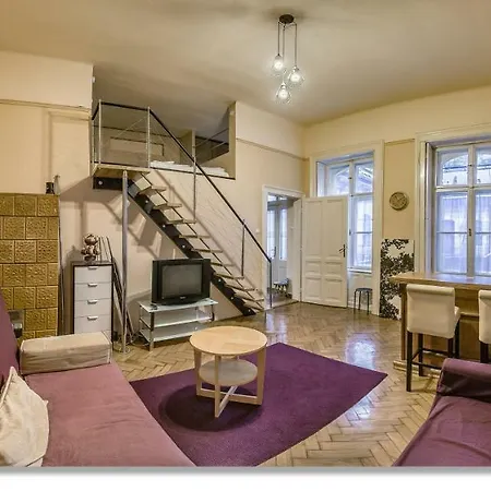 Your Zingy Cloud Nine Place With A Pokertable & A Bathtub Apartment Budapest