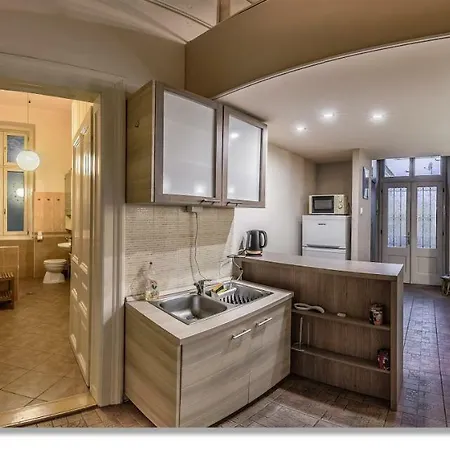 Apartment Your Zingy Cloud Nine Place With A Pokertable & A Bathtub *
